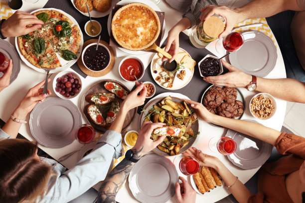 一群人一起在室内的桌子上吃早午餐，俯视图图片下载