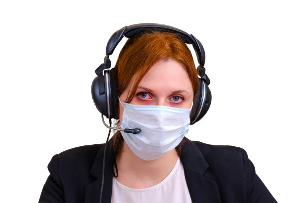 一个女商人，脸上戴着医用口罩，红肿的眼睛被隔离在白色背景上。在冠状病毒隔离期间，远程在线工作，隔离在白色背景上图片下载