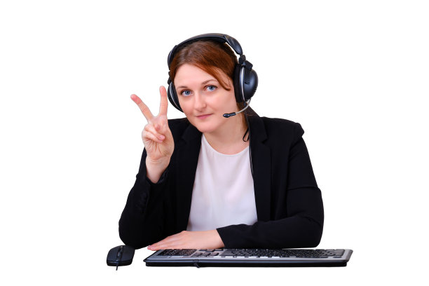 一名身穿商务套装的女子正在展示胜利的手势，这是一个在线会议上的网络摄像头屏幕，孤立在白色背景上。一名教师通过电脑上的在线摄像头进行网络会议图片下载