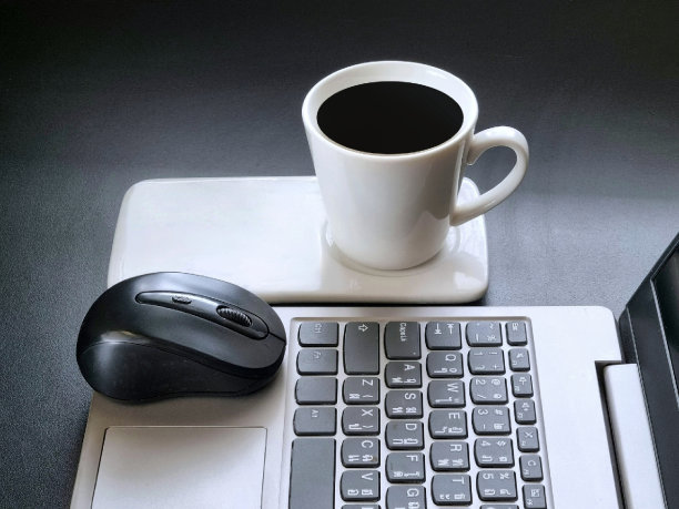 空笔记本电脑放在办公桌上，咖啡杯和电脑鼠标，银行理财概念图片下载