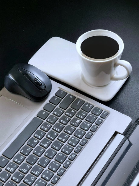 空笔记本电脑放在办公桌上，咖啡杯和电脑鼠标，银行理财概念图片下载