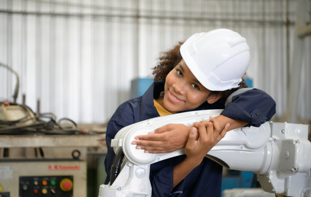 焊接机器人行业的年轻女工程师的肖像图片下载