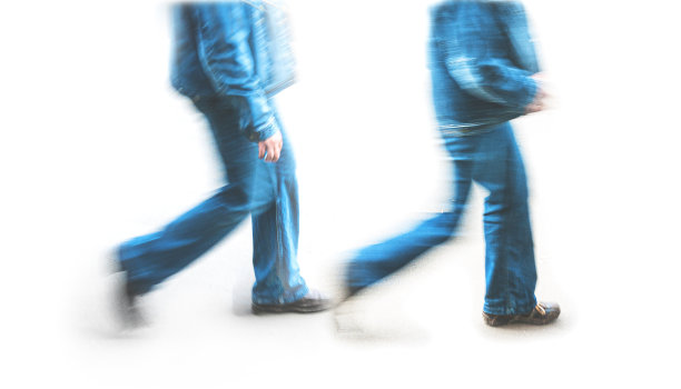 男人们穿着牛仔套装，动作模糊，曝光时间长图片下载