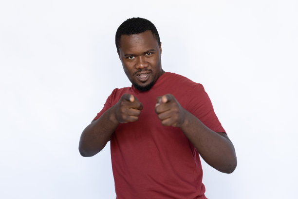 自信的年轻人指着相机图片下载