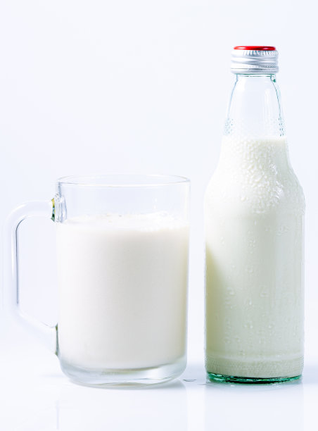 白色背景的牛奶瓶和牛奶杯，白色背景的杯子和牛奶饮料瓶图片下载