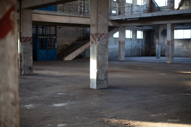 旧的空工厂内部有窗户图片下载