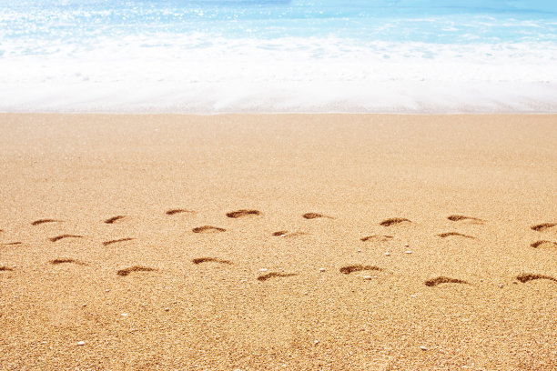 海边沙滩上的脚印图片下载