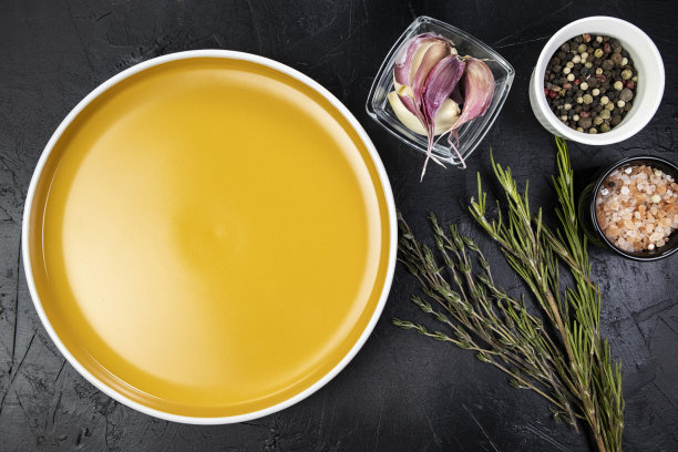 美食照片实物，黑色餐桌上空橙色圆盘辣味香料，调味料和香料俯视图，复制空间图片下载