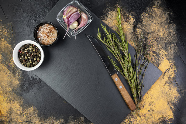 石头黑色板与香料在肉桌上，俯视图的食物照片模型在暗键，复制空间图片下载