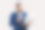 惊讶的大胡子男子指着笔记本电脑屏幕，看着相机与震惊的表情。图片下载