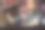 在昏暗的酒吧里，一名男子将红酒倒进玻璃杯图片下载