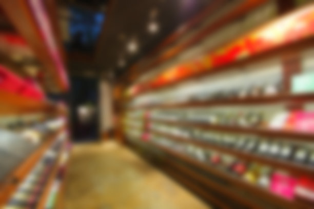 模糊的葡萄酒香槟威士忌啤酒瓶躺在货架上的酒类商店过道图片下载