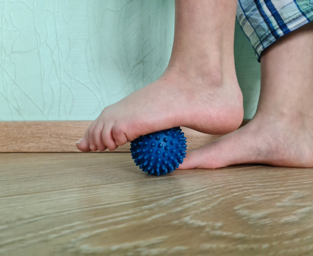 女孩腿上有蓝色塑料按摩球图片下载