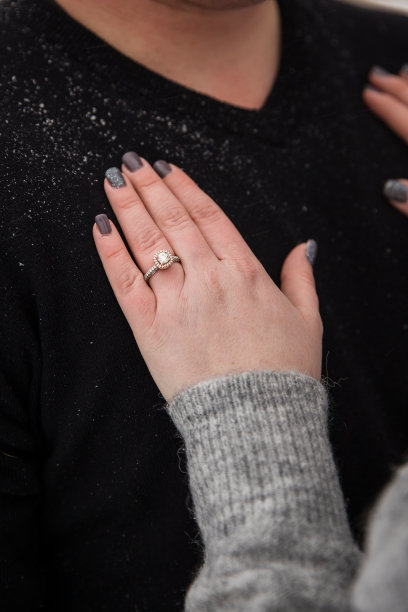 一个女人把手放在男人胸口上。图片下载