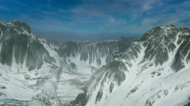 沿着山峰之间的冰川山谷的风景。3 d渲染。图片下载