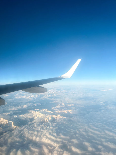 从飞机窗口看欧洲阿尔卑斯山图片下载