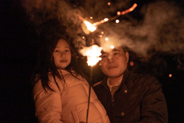 父亲带着女儿放烟花图片下载