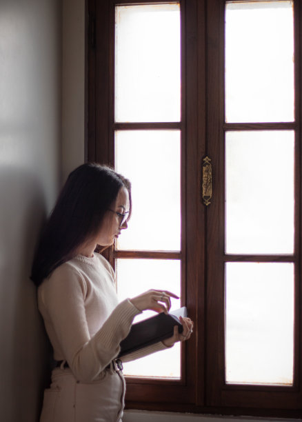 小女孩正在公共图书馆看书。图片下载