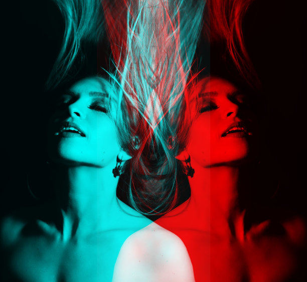 美丽的女人与飞行的头发工作室肖像在RGB颜色分裂效果风格图片下载