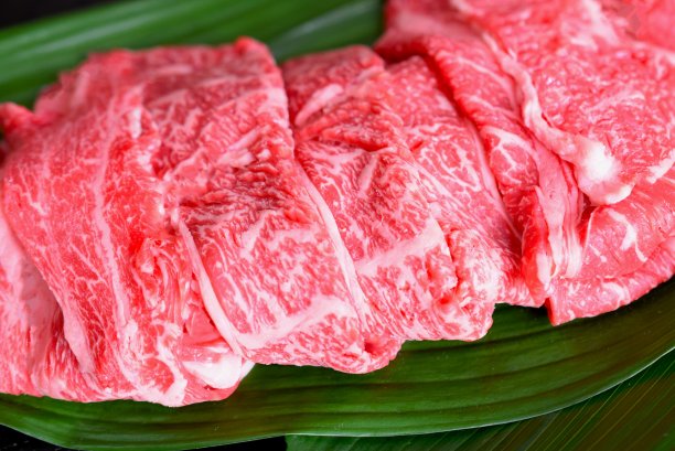 新鲜的和牛放在绿叶上。
日本牛肉。图片下载