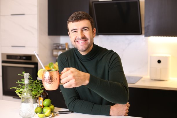 准备莫斯科骡子鸡尾酒的男子图片下载