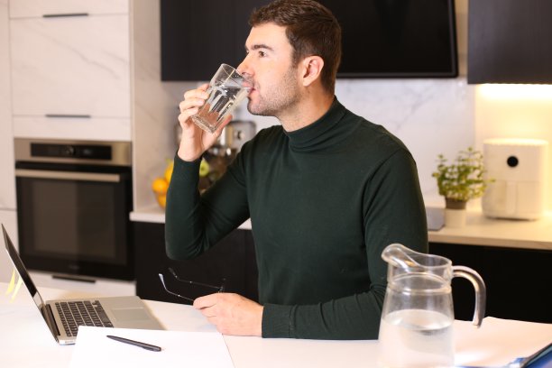商人在家工作时喝水图片下载