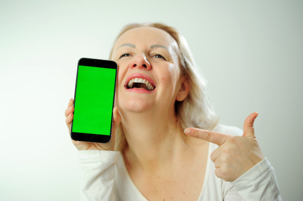 彩色键手机绿色屏幕空间为广告华瑞胜利找到了神话般的照片一个女人在白色背景上的白色t恤美丽的成人快乐的女人不同的情绪图片下载