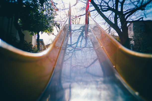 东京市中心的怀旧公园滑梯。图片下载