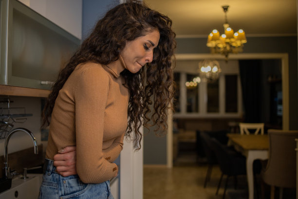 年轻的女人正在遭受痛苦图片下载