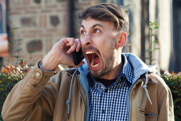 一个愤怒的年轻人在打电话图片下载