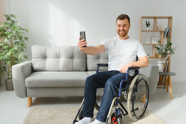 残疾人在家使用现代智能手机进行视频对话。人、残疾和技术的概念。图片下载