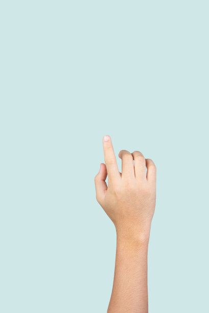 男人用手点击蓝色背景上孤立的东西图片下载