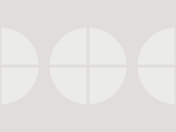 简单的背景与窗户阴影在墙上图片下载