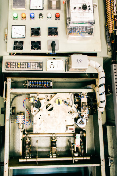 电力开关柜，电厂工业区变电站的工业电气开关柜。图片下载