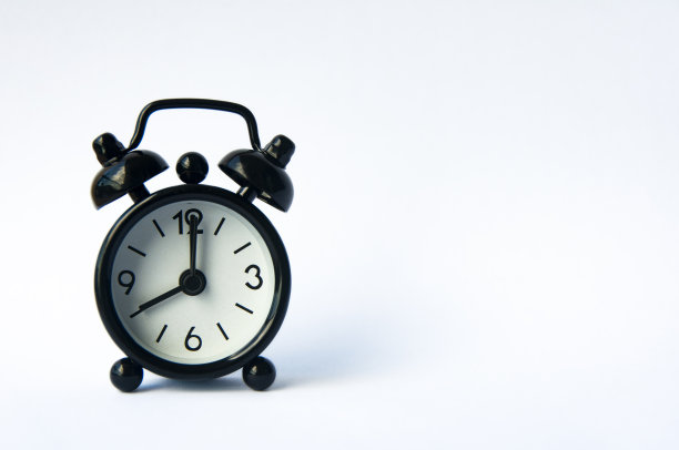 闹钟指向早上8点或晚上，可定制文本或想法的空间。副本的空间。图片下载