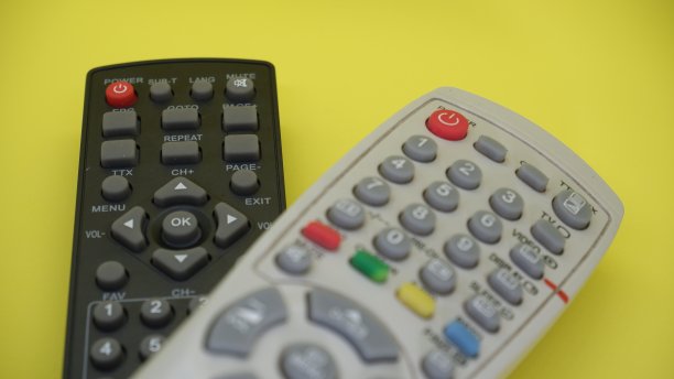 带有浅绿色背景的独立电视遥控器。看电视的概念性照片。图片下载