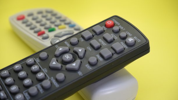 带有浅绿色背景的独立电视遥控器。看电视的概念性照片。图片下载