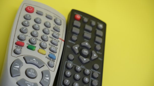 带有浅绿色背景的独立电视遥控器。看电视的概念性照片。图片下载