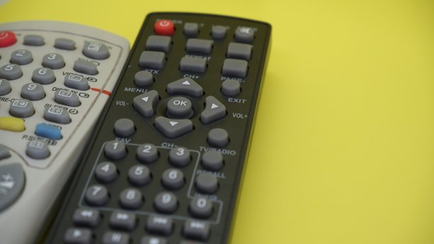 带有浅绿色背景的独立电视遥控器。看电视的概念性照片。图片下载