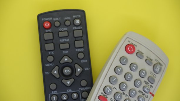 带有浅绿色背景的独立电视遥控器。看电视的概念性照片。图片下载