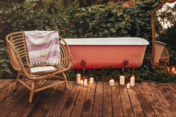 花园浴缸旁的椅子和蜡烛图片下载