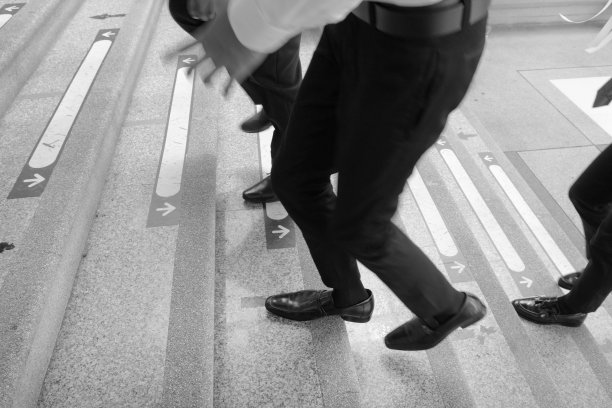 商人的腿上楼梯图片下载