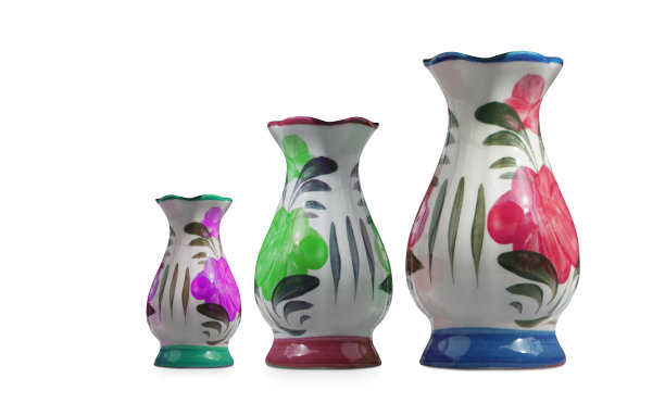正面视图彩色陶瓷花瓶在一个白色的背景，对象，装饰，古董，复制空间三种大小图片下载