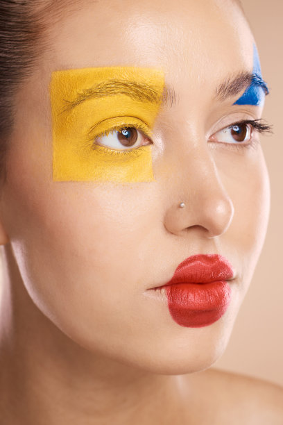 创意，化妆品和女人在工作室小丑化妆万圣节，马戏团或面部彩绘。创意，美容和模特与面部化妆品的自我表达，幻想或艺术设计在工作室图片下载