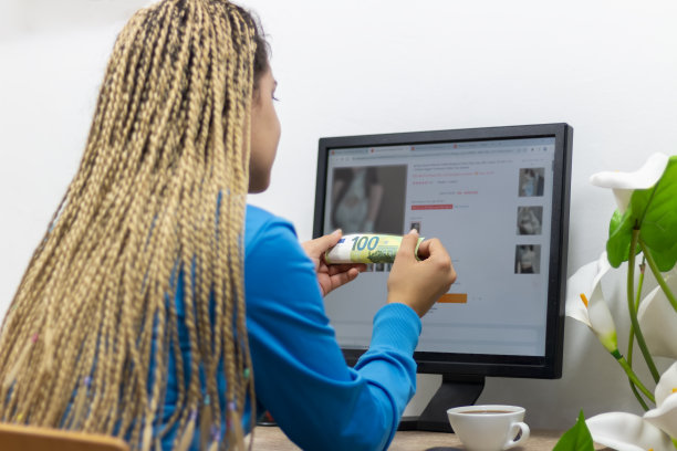 十几岁的女孩或学生使用电脑和网上购物坐在家里。图片下载