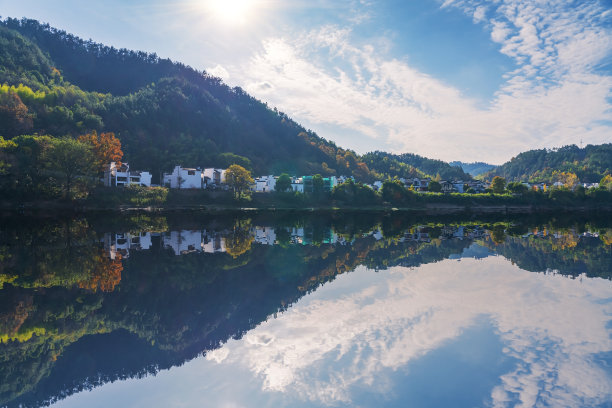 中国安徽省山区古村落和古河流的自然风光图片下载