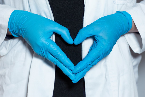 心形，手势是医生戴着乳胶手套做的图片下载