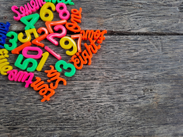 彩色数字塑料玩具在木桌上。儿童学习数字的概念与儿童教育图片下载