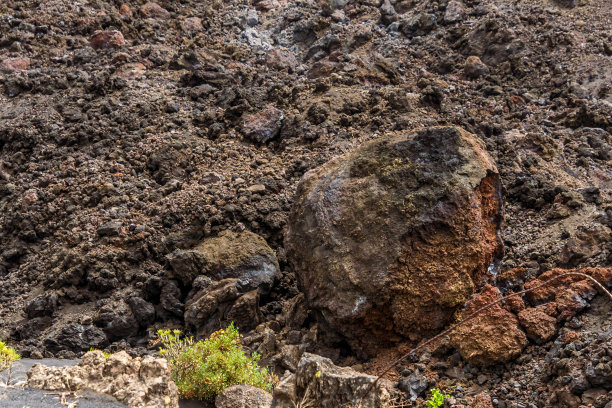 熔岩从拉帕尔马岛的Tajogaite火山流出。图片下载