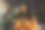 微笑的年轻女商人在办公时间回复短信图片下载